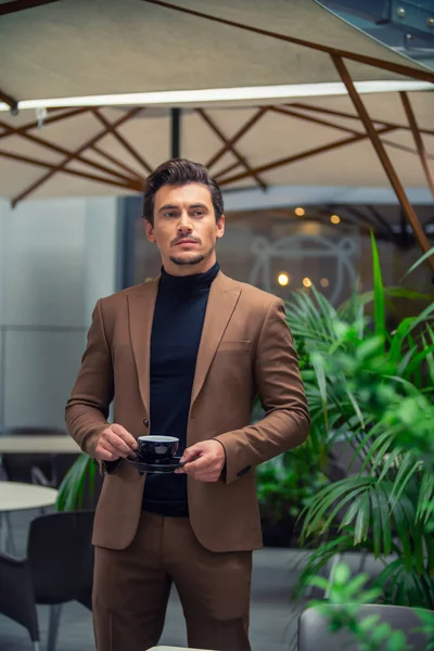 A man in a business suit drinking tea — Stock Photo, Image