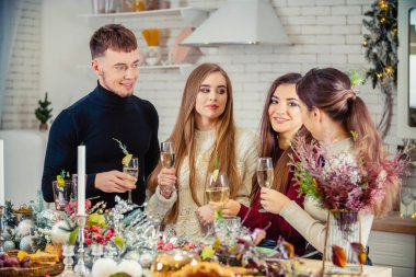 Kızlı adam şampanya içiyor.