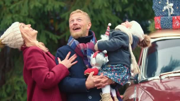 Familie op de achtergrond van een retro auto — Stockvideo