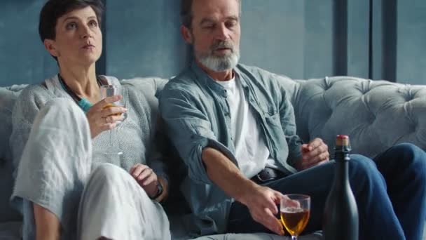 Glückliches älteres Paar trinkt Wein — Stockvideo
