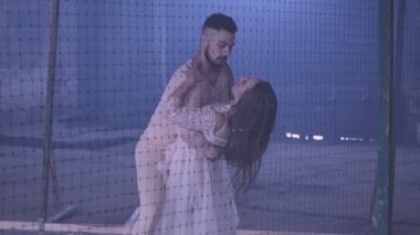 Kalenin arkasında dans eden çift