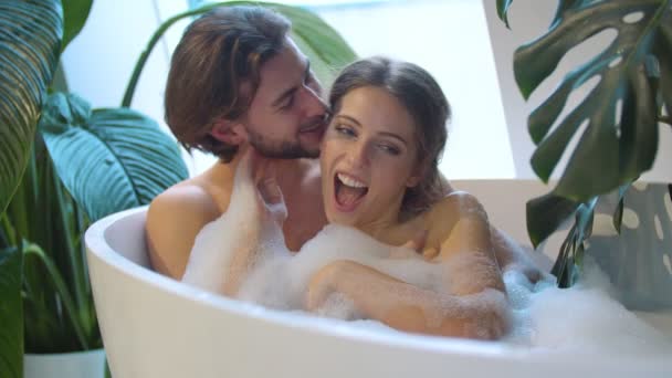 Jong paar baden in de badkamer — Stockvideo