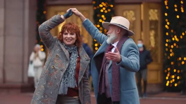 Ηλικιωμένο ζευγάρι που χορεύει στο δρόμο — Αρχείο Βίντεο