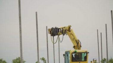 Beton sütunları yere iten bir çekiç.