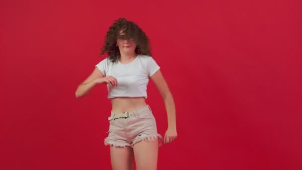 Chica con pelo rizado bailando — Vídeo de stock