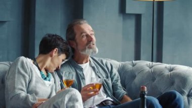 Mutlu yaşlı çift şarap içiyor.