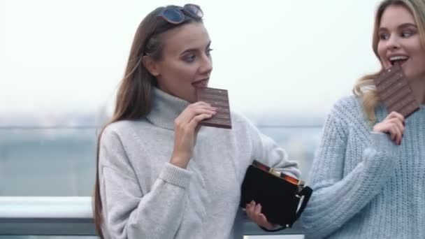 Girls eating chocolate — Stock Video