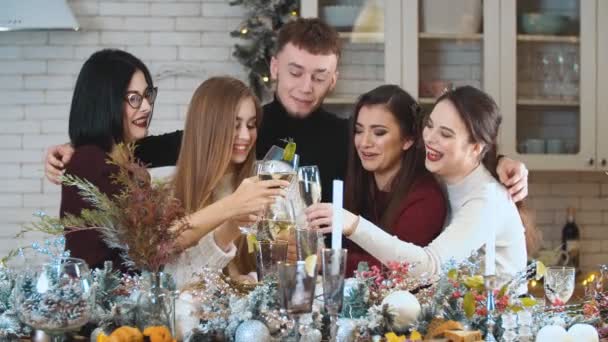 Група молодих людей в келихах шампанського — стокове відео