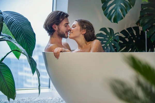 Молодая пара купается в ванне — стоковое фото