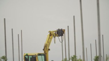 Beton sütunları yere iten bir çekiç.