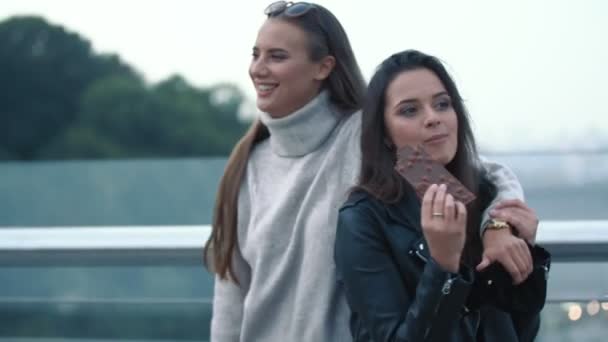 Meninas comendo chocolate — Vídeo de Stock
