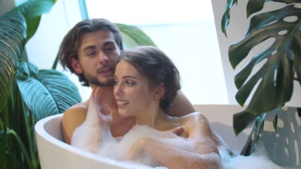 Jovem casal tomando banho no banheiro — Vídeo de Stock