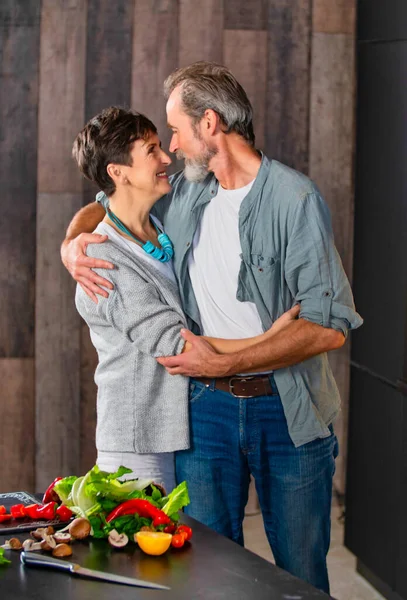 Aged couple in the kitchen — Stock Photo, Image