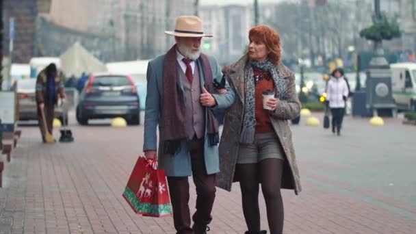 Pareja de ancianos caminando por las calles — Vídeos de Stock