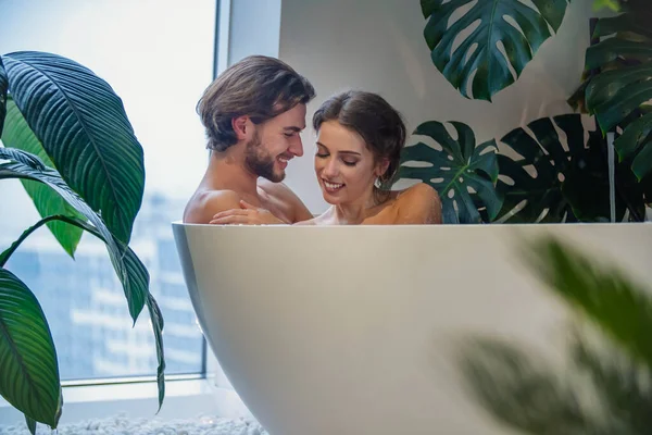 年轻夫妇在浴室里洗澡 — 图库照片