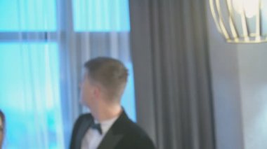 Pencerenin yanında duran çift.