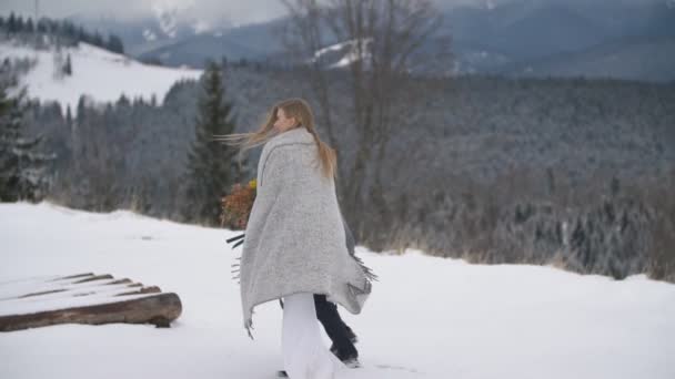 Coppia passeggiando nella foresta invernale — Video Stock