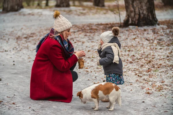 Moeder met dochter en hond in het park — Stockfoto