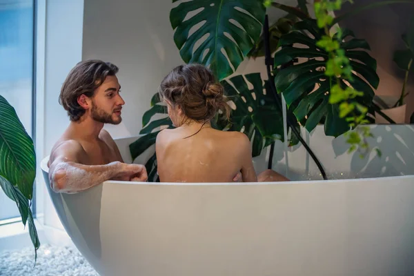 Genç çift banyoda yıkanır. — Stok fotoğraf