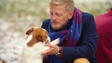 Sahibi ve köpeği yürüyüşe çıkmış.