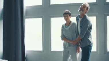 Yaşlı çift bir şey konuşuyor.