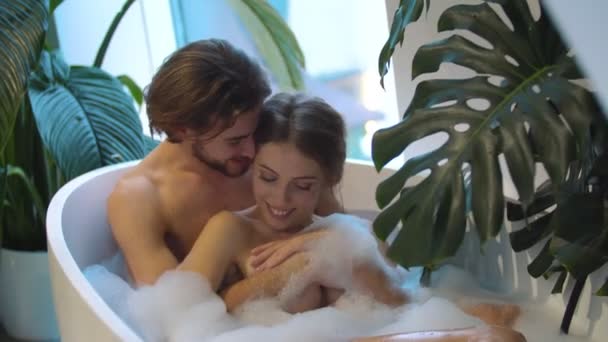 Młoda para kąpiąca się w łazience — Wideo stockowe