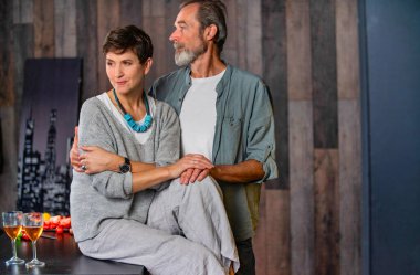 Yaşlı çift bir şey hakkında konuşuyor.