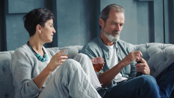 Casal idoso bebendo vinho — Vídeo de Stock