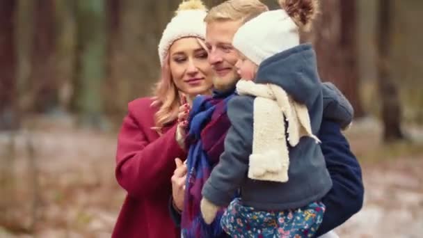 Сімейні прогулянки в зимовому парку — стокове відео