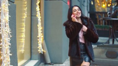 Şehirde dolaşan kız.