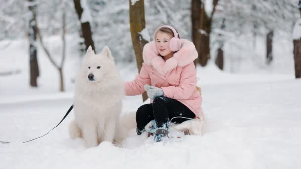 Menina com um cão samoyed — Vídeo de Stock