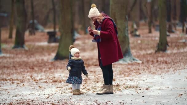 Mãe com filha e cachorro no parque — Vídeo de Stock