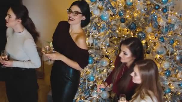 Niñas celebran año nuevo — Vídeo de stock