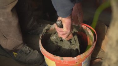 Bir kova çimento harcı. Yaklaş.