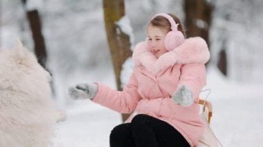 Kışın köpekli kız