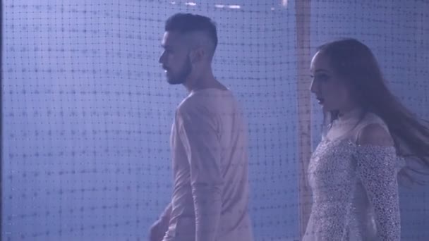 Paar tanzt in einem verrauchten Raum — Stockvideo