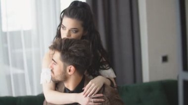 Kanepede oturan çift.