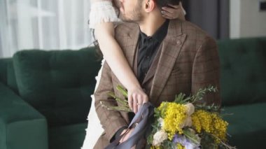 Kanepede oturan çift.