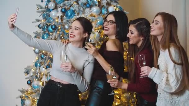 Meisjes vieren nieuwjaar — Stockvideo