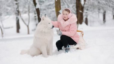 Kışın köpekli kız
