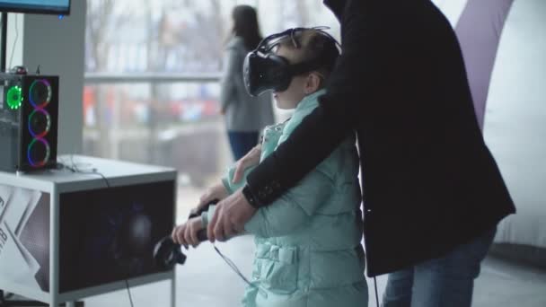 Κορίτσι που παίζει με γυαλιά εικονικής πραγματικότητας — Αρχείο Βίντεο