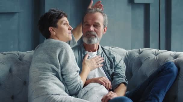 Pasangan tua duduk di sofa — Stok Video