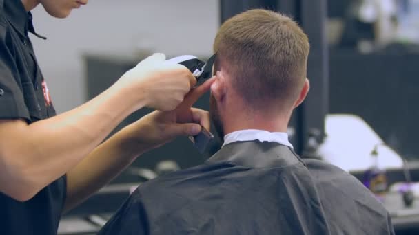 Haircut of a young guy in a hairdresser — Stock Video