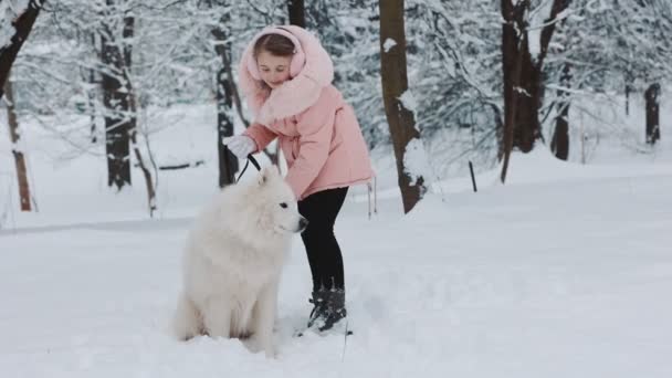 Дівчина з собакою Самойда — стокове відео