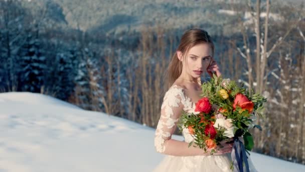 Sposa sullo sfondo di montagne innevate — Video Stock