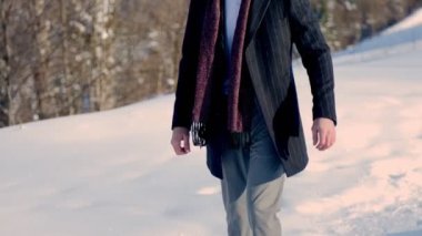 Dışarıdaki takım elbiseli adam.