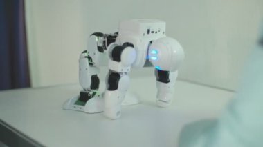 Ukrayna, Chernivtsi, Şubat 04, 2020: Çocuk robota bakıyor