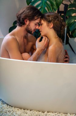 Banyoda güzel bir çift var.