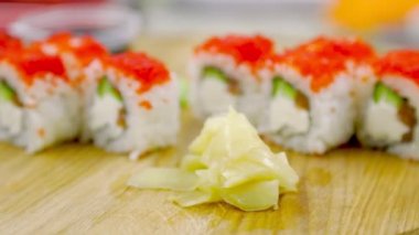 Üzerinde küçük kırmızı havyar olan suşi.