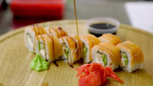 Sushi op een houten dienblad — Stockvideo